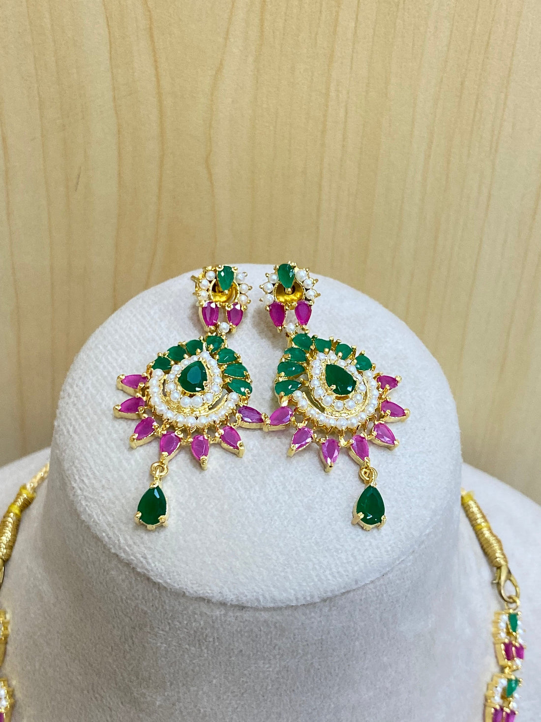 Gold plated Indian wedding necklace with Ruby, Emerald and pearls gemstones, South Indian jewelry — 2