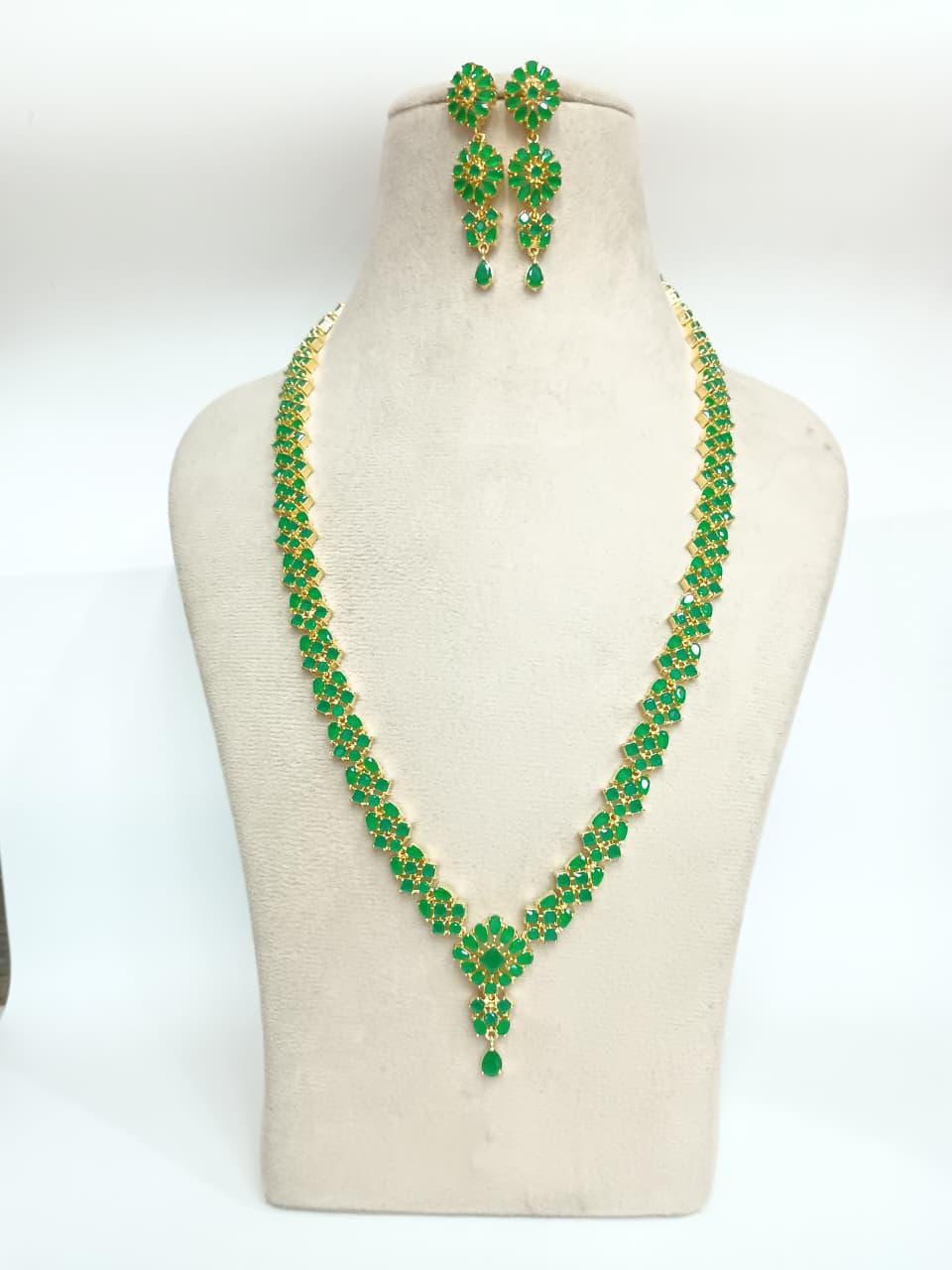 22K Gold Emerald Necklace Set | Handmade Indian Bridal Jewelry | Green Gold Necklace with Earrings | Traditional Temple Design Necklace — 2